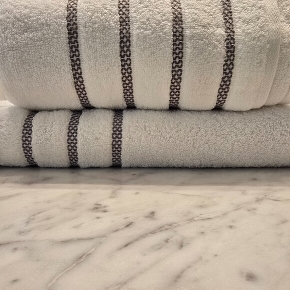 Premium Cotton Bath Towel, Lightweight and Highly Absorbent, Quick Drying (1 Pc) - Picture 2 of 6